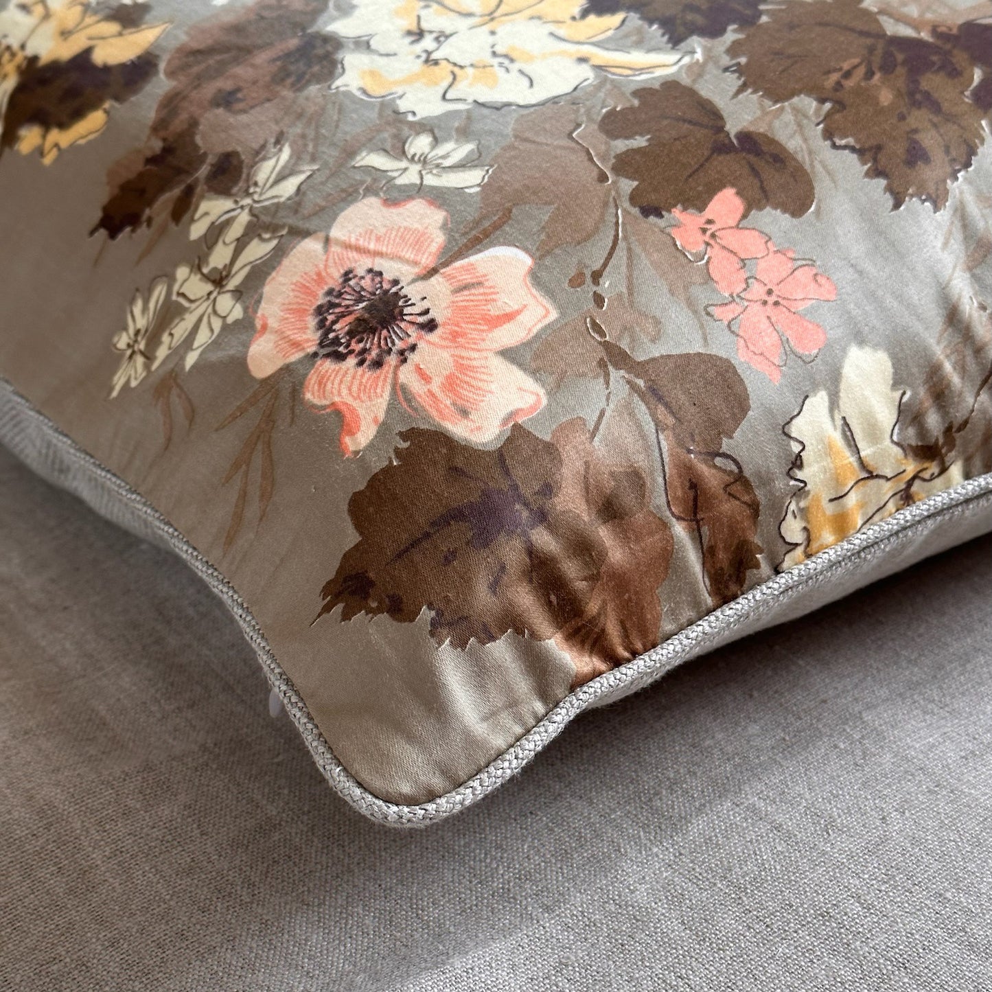 Floral Chintz c.1960's Pillow - 20" x 20" - USA - 116a10