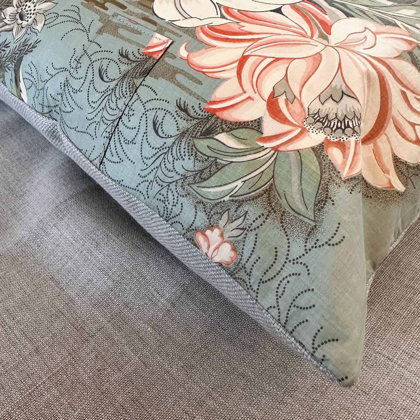 Vintage Floral Chintz Pillow - 16x24 - 2601b