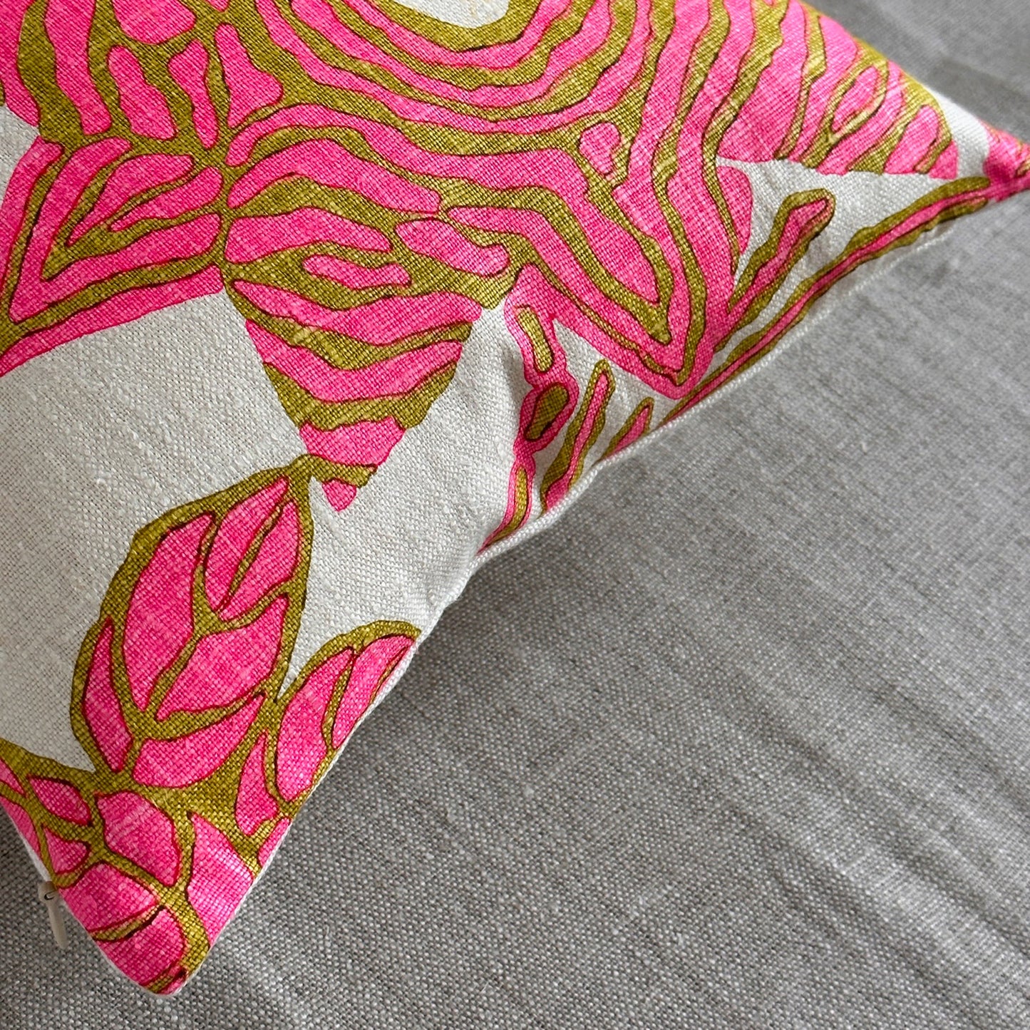 1970's Linen Print Pillow - 11x17 - USA - 270e