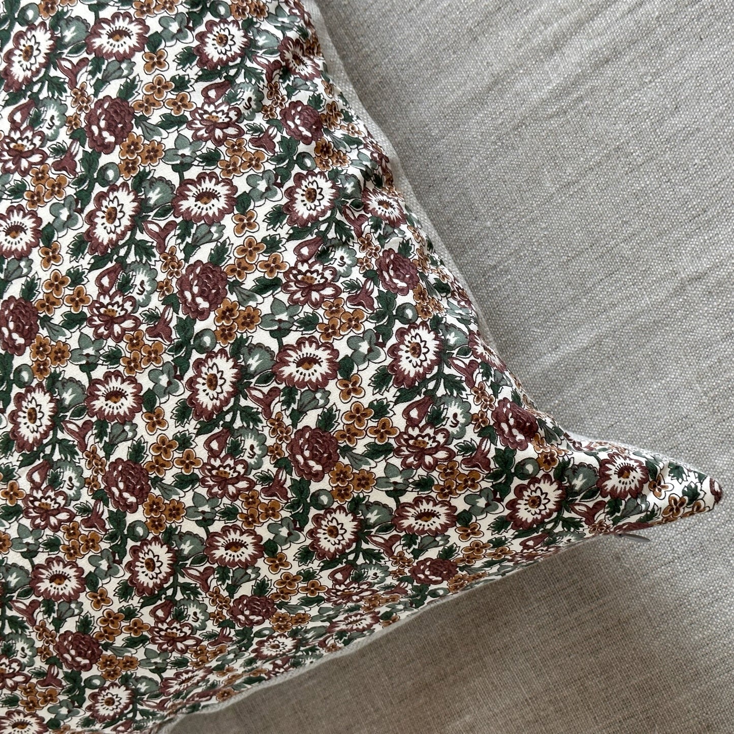 1970's Floral Print Pillow - 20x20 - England - 273d