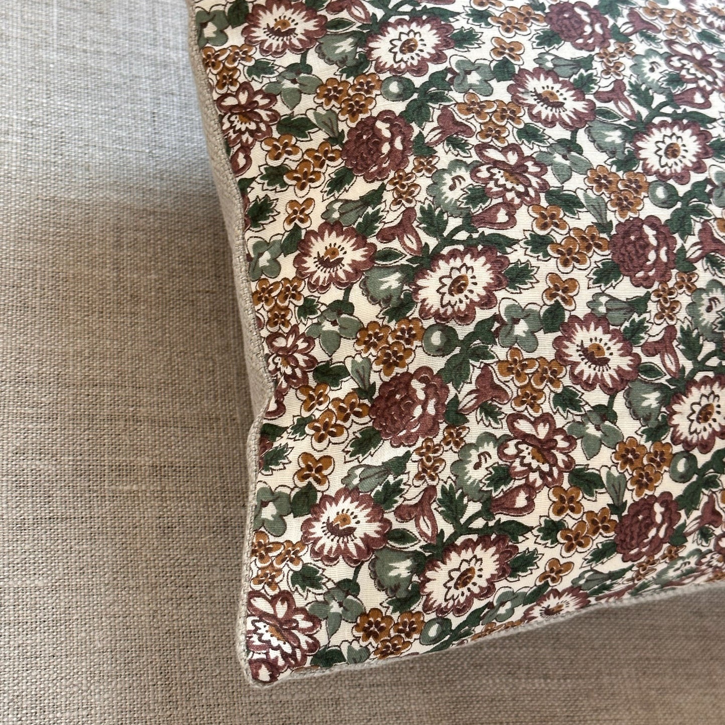 1970's Floral Print Pillow - 11x17 - England - 273g